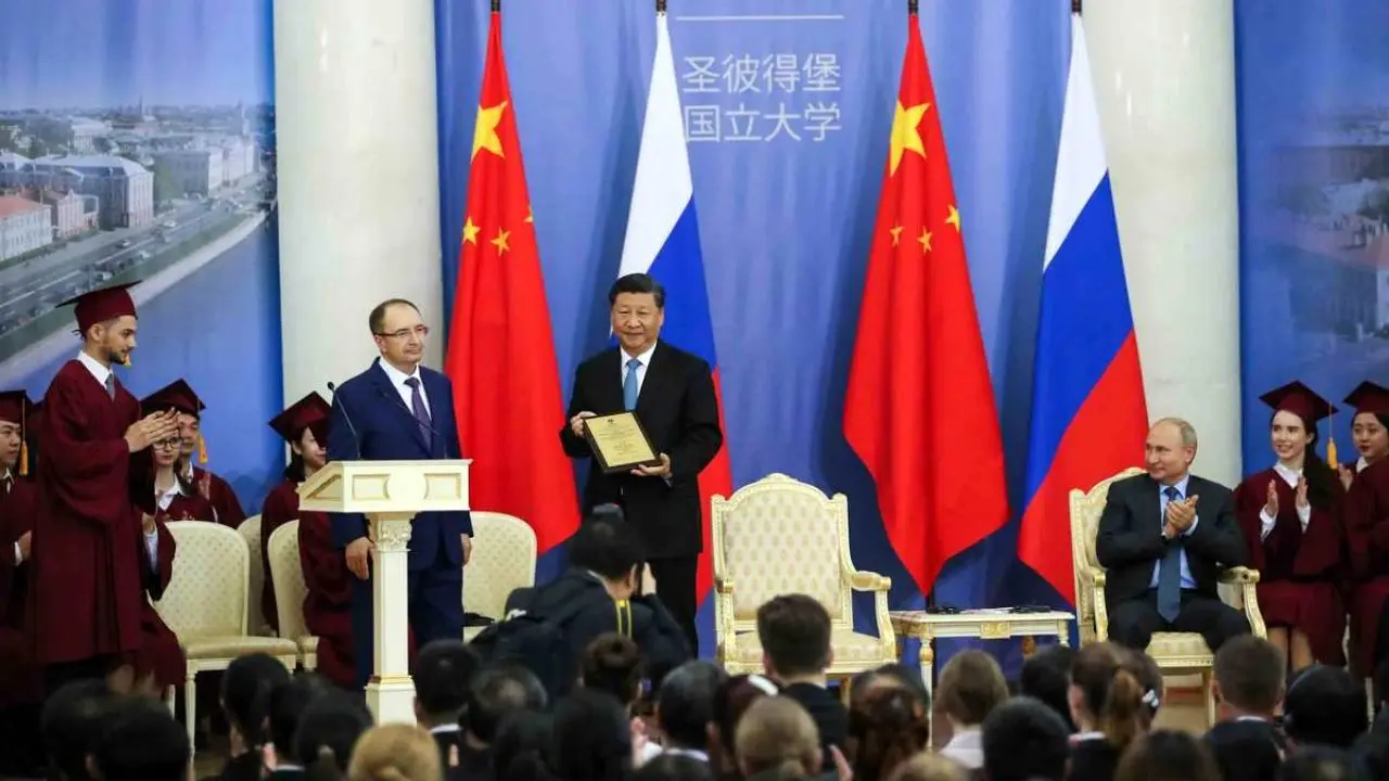 سقوط رئیس‌جمهور چین از روی استیج جلوی چشم پوتین + ویدئو