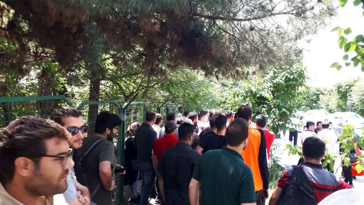 تجمع هواداران پرسپولیس مقابل وزارت ورزش و جوانان