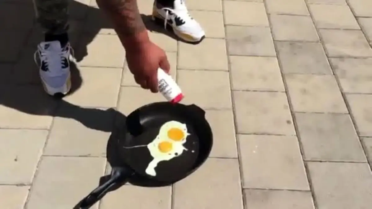پختن تخم‌مرخ زیر گرمای سوزان آفتاب در میناب + ویدئو