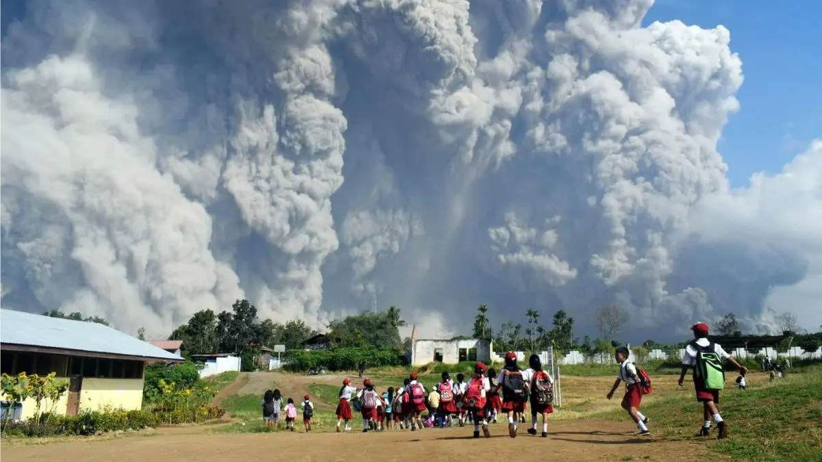 فوران کوه آتشفشانی در اندونزی + ویدئو