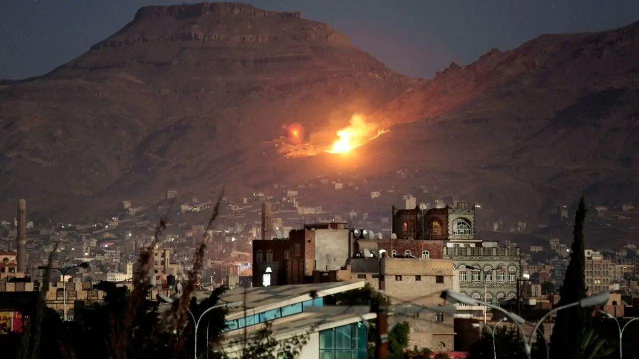 مزدوران سعودی روستایی در غرب یمن را آتش زدند + ویدئو
