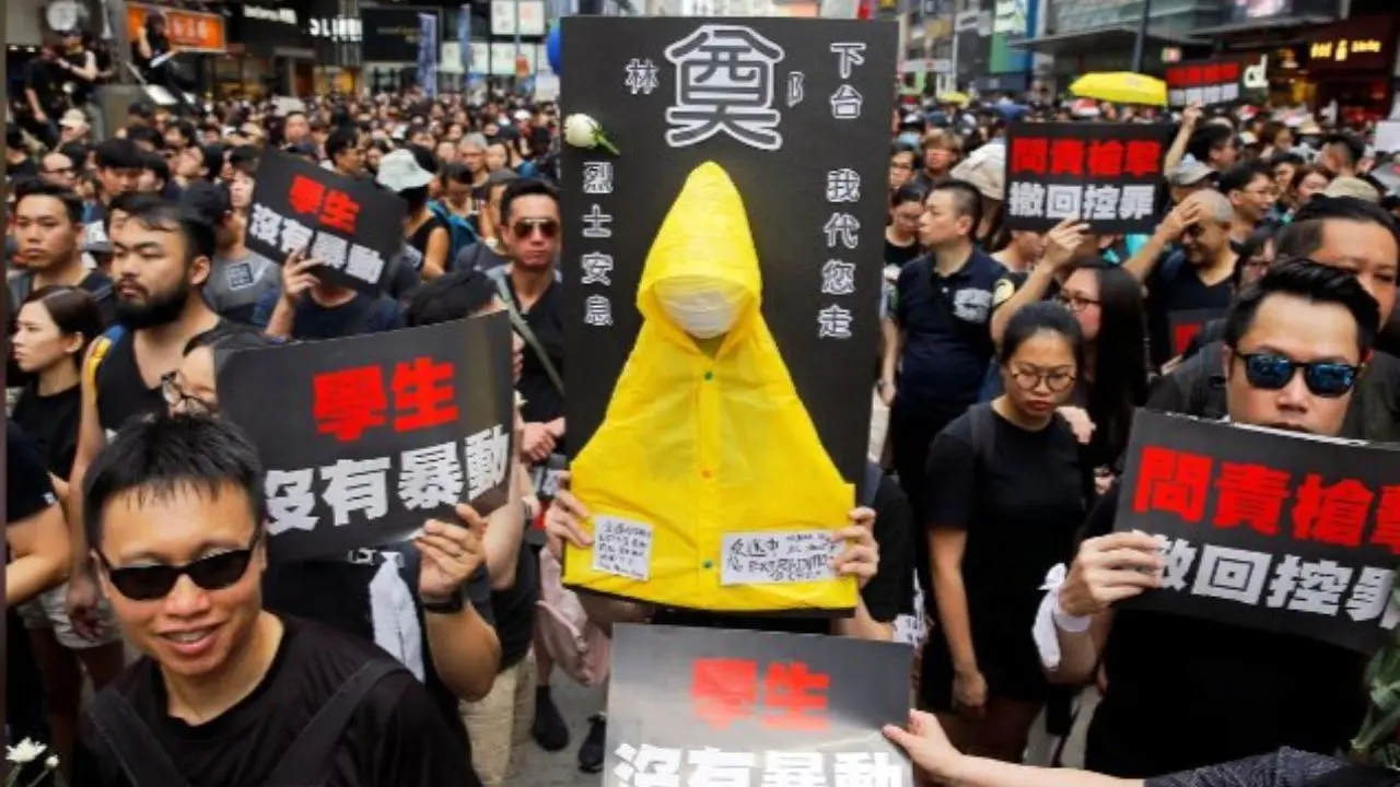 سقوط یک معترض به قانون استرداد از مرکز خرید در هنگ‌کنگ + ویدئو