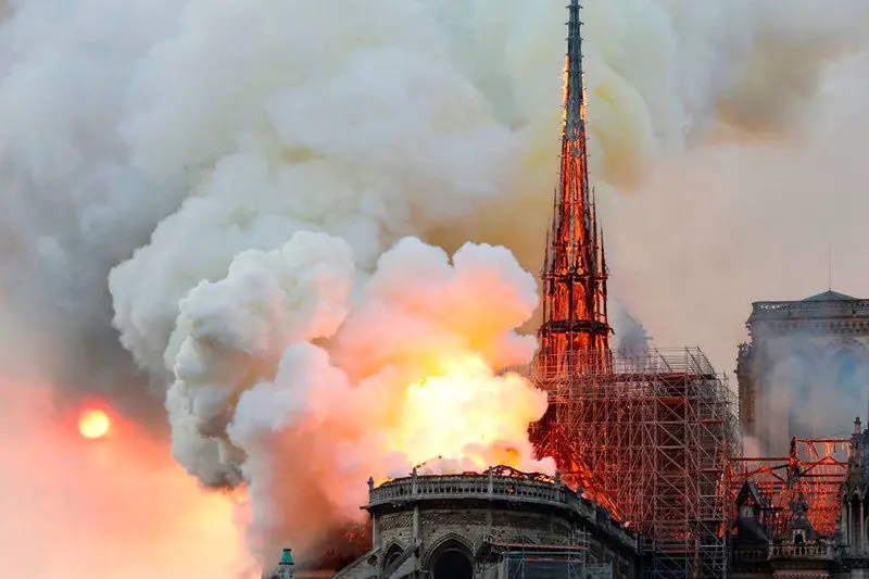 اولین مراسم نیایش در نوتردام پس از آتش‌سوزی مهیب کلیسا + ویدئو