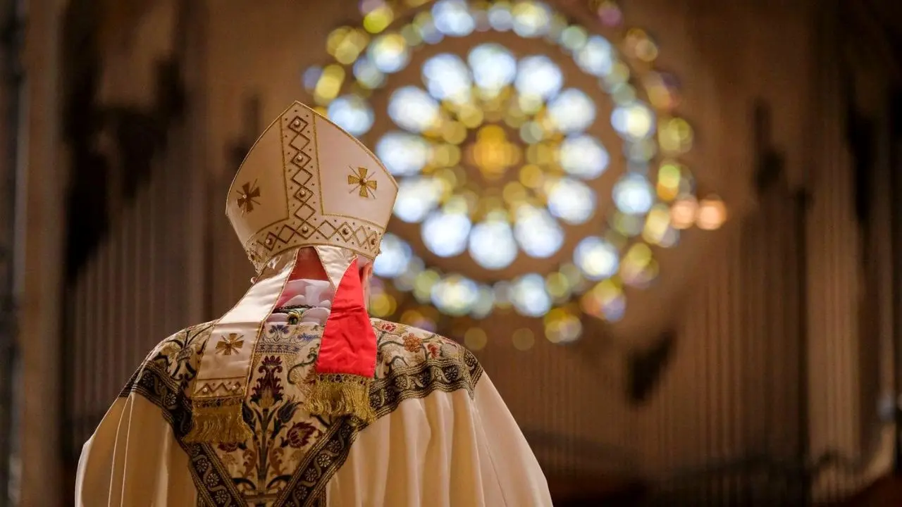 بازدید پاپ فرانسیس با کلاه ایمنی از یک کلیسا + عکس