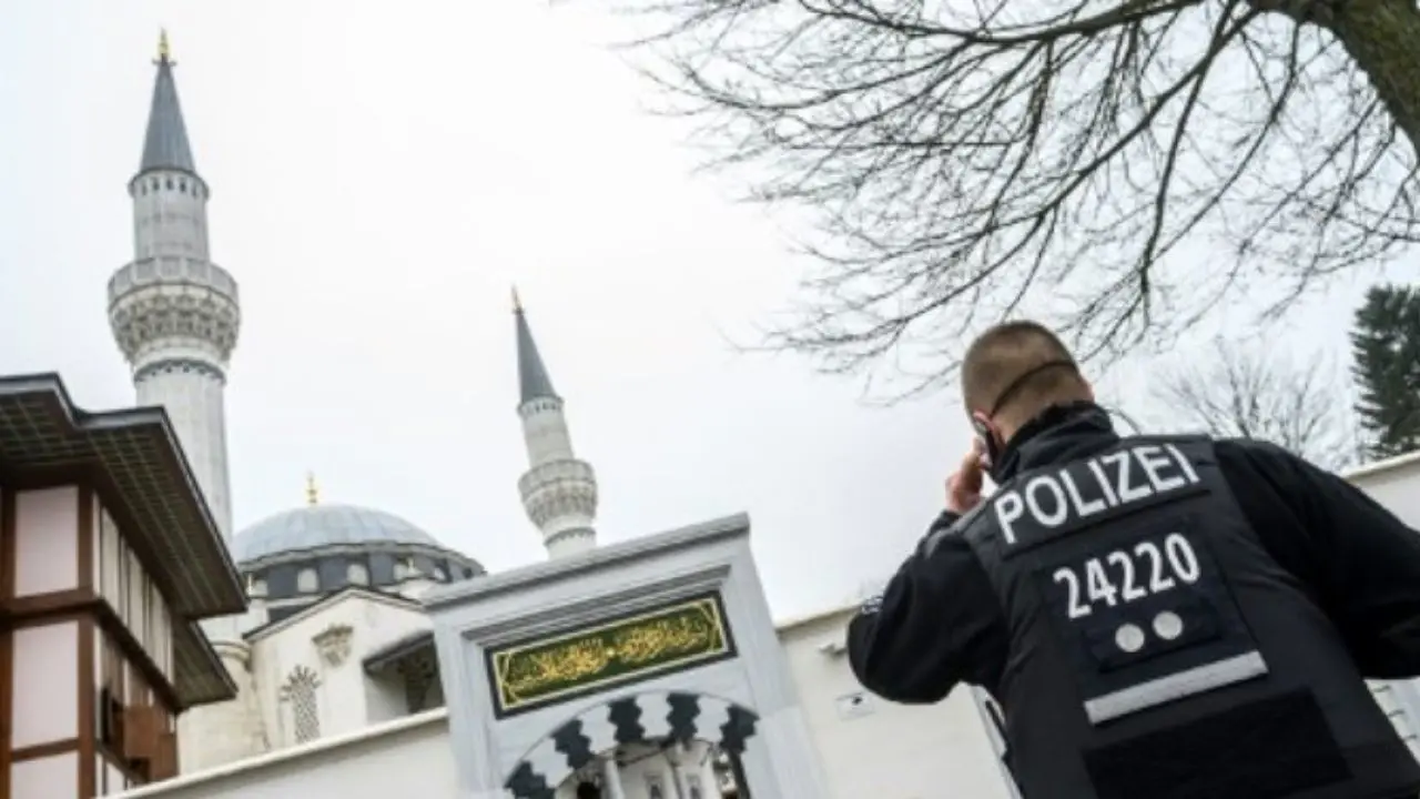 تعرض به دو مسجد در آلمان و هتک حرمتِ قرآن کریم + تصاویر