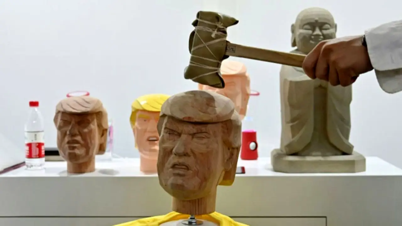 کتک زدن مجسمه ترامپ در نمایشگاه چین + ویدئو