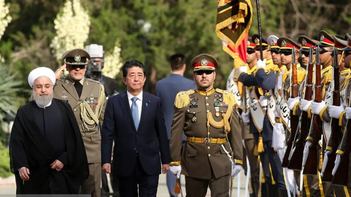 نخست‌وزیر ژاپن مورد استقبال رسمی روحانی قرار گرفت