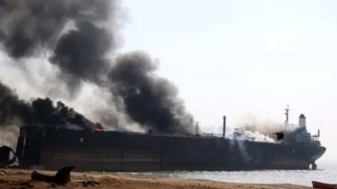 هدف قرار گرفتن دو نفتکش در دریای عمان همزمان با حضور آبه در تهران