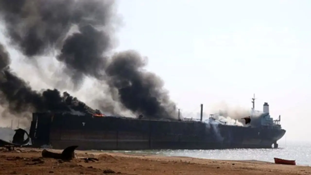آخرین گزارش ها از وضعیت نفتکش حادثه‌دیده در دریای عمان/ قیمت نفت بالا رفت