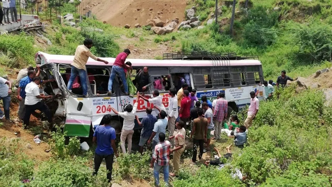 سقوط اتوبوس در هند 44 کشته به‌جا گذاشت