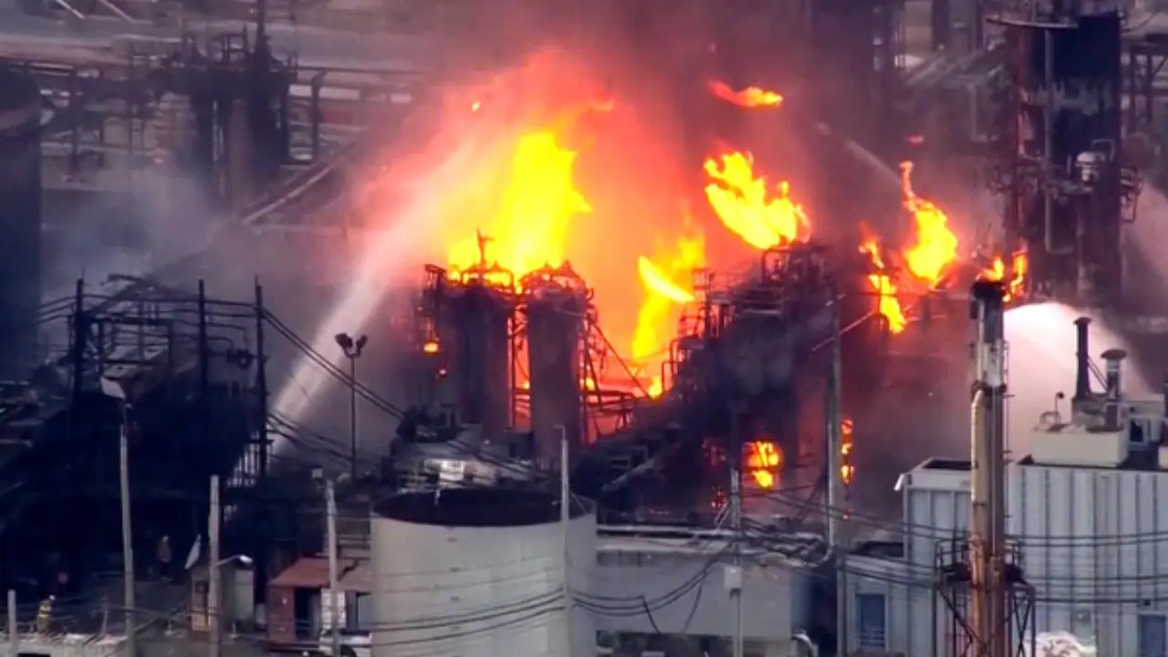 آتش سوزی پالایشگاه فیلادلفیا هنوز کنترل نشده است