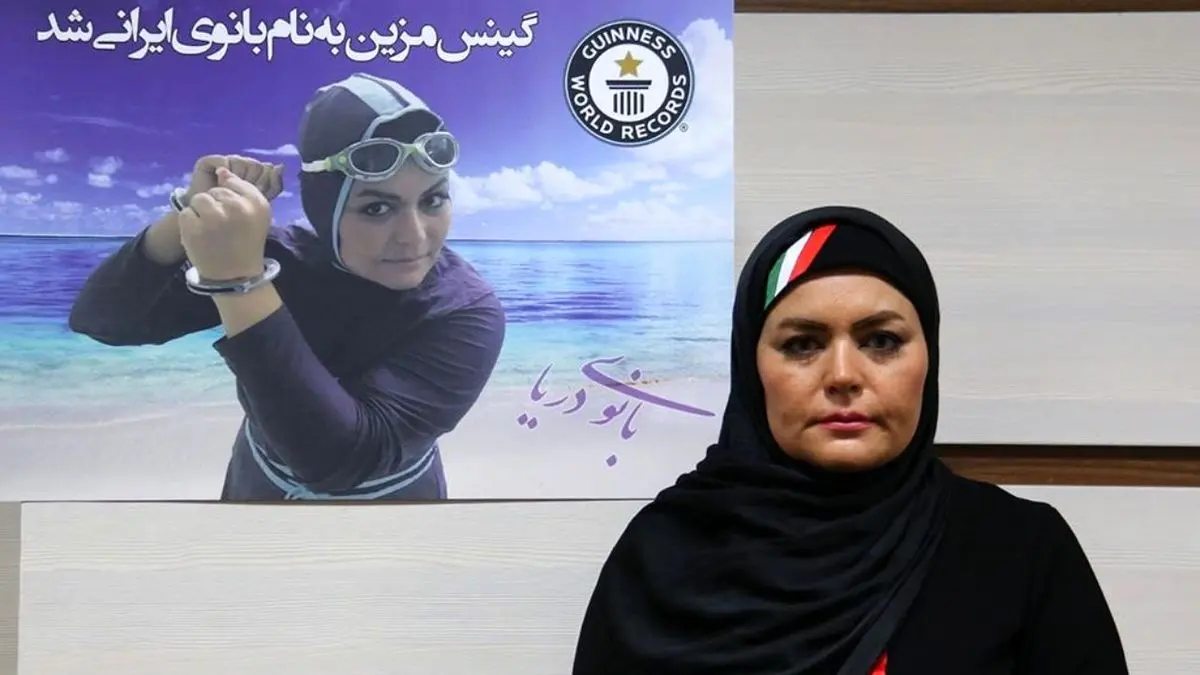 زن ایرانی رکورد شنای جهان با دستان بسته را در گینس ثبت کرد + ویدئو
