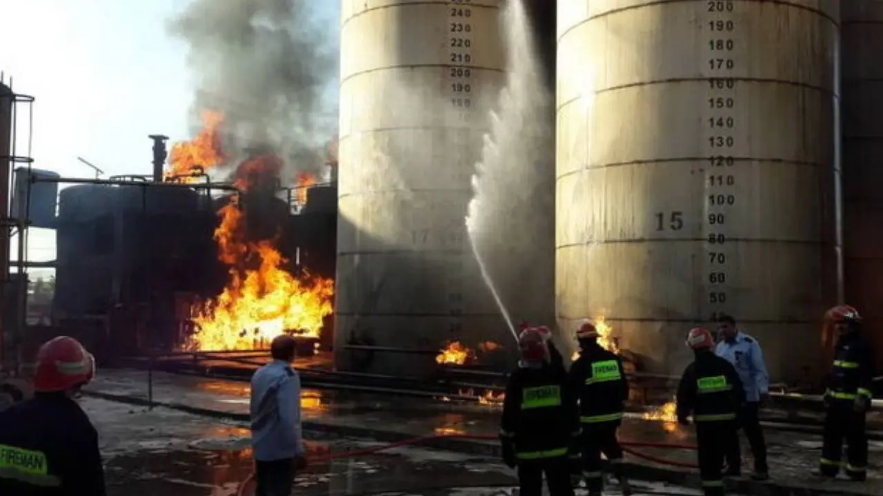 اطفای حریق گسترده کارخانه مشتقات نفتی در کرمانشاه + ویدئو