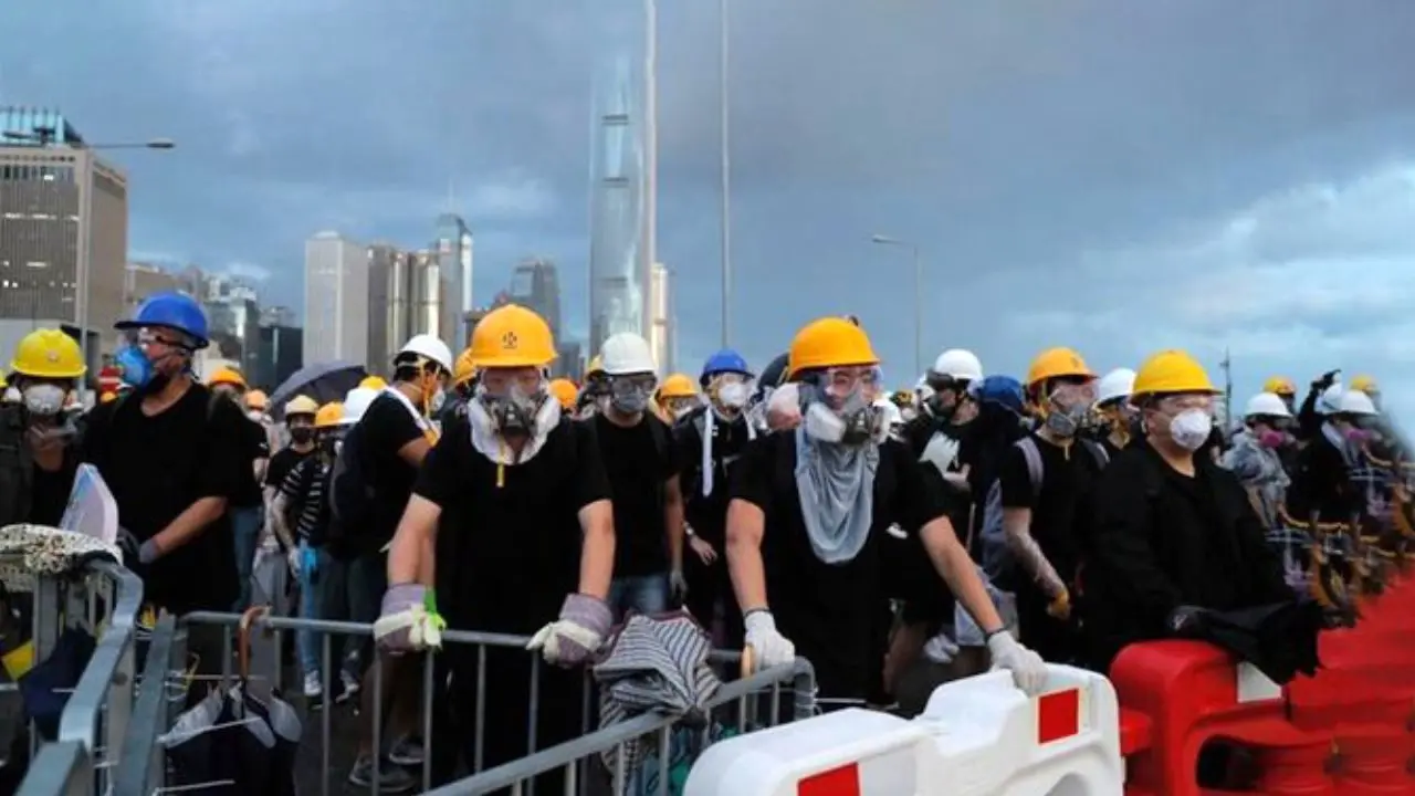 معترضان هنگ‌کنگی با باتوم و اسپری فلفل سرکوب شدند