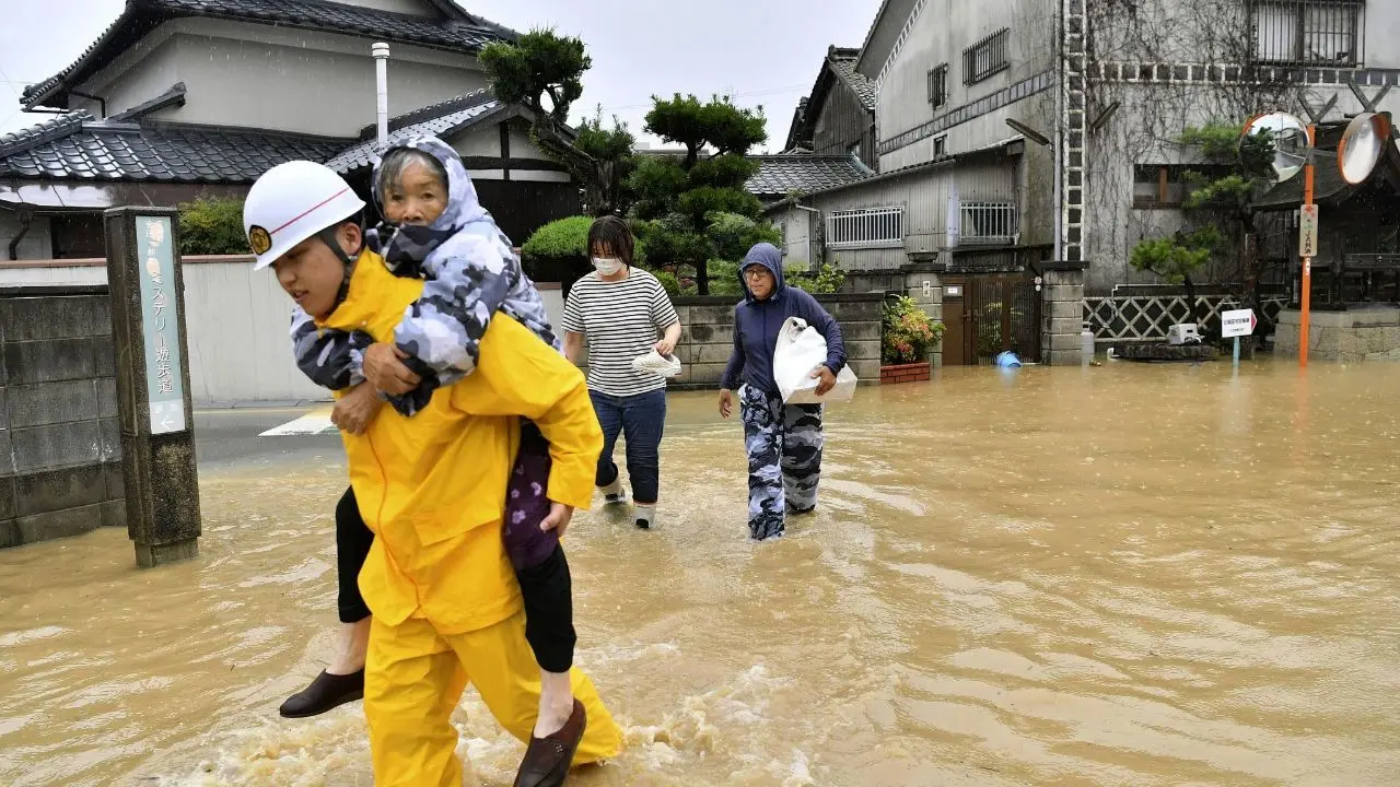 بارش شدید باران صدها هزار ژاپنی را آواره کرد