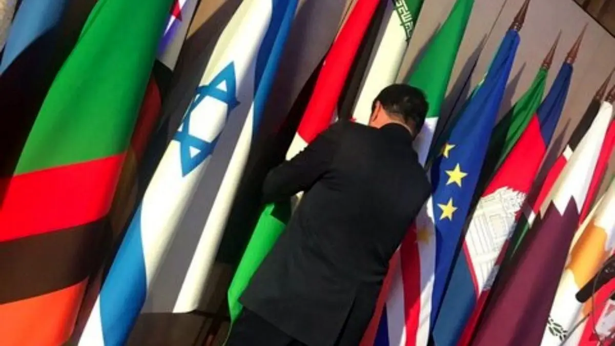 جابجایی پرچم ایران و اسراییل توسط یک نماینده مجلس در جریان اجلاس مسکو