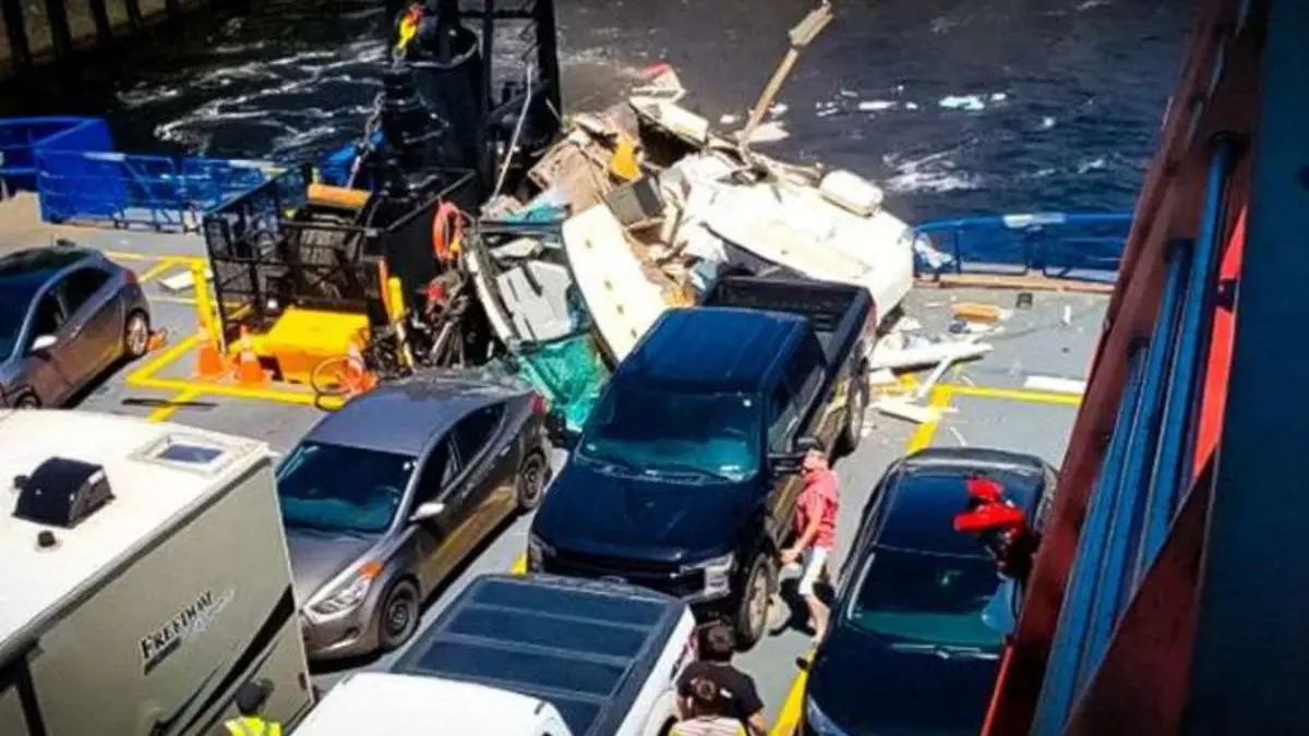 سقوط خودرو روی عرشه کشتی + ویدئو