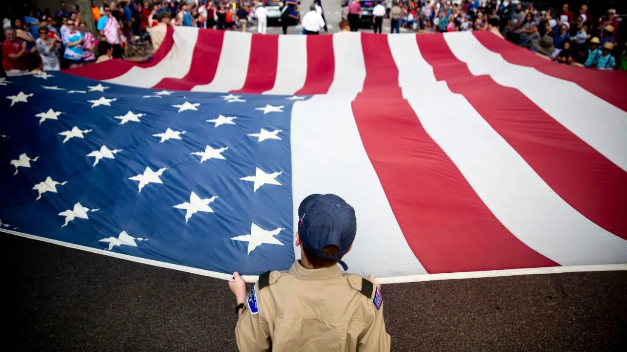 پرچم آمریکا مقابل کاخ سفید به آتش کشیده شد