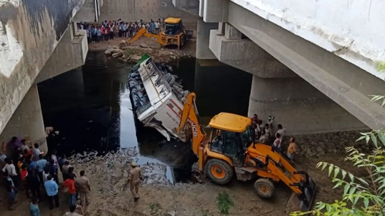 سقوط 50 هندی با اتوبوس درون کانال آب + ویدئو