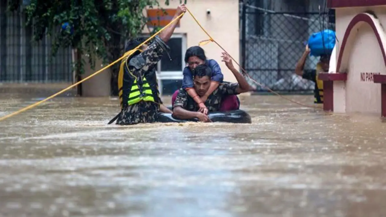 سیلاب در شمال هند و نپال، 30 کشته به‌جا گذاشت + ویدئو