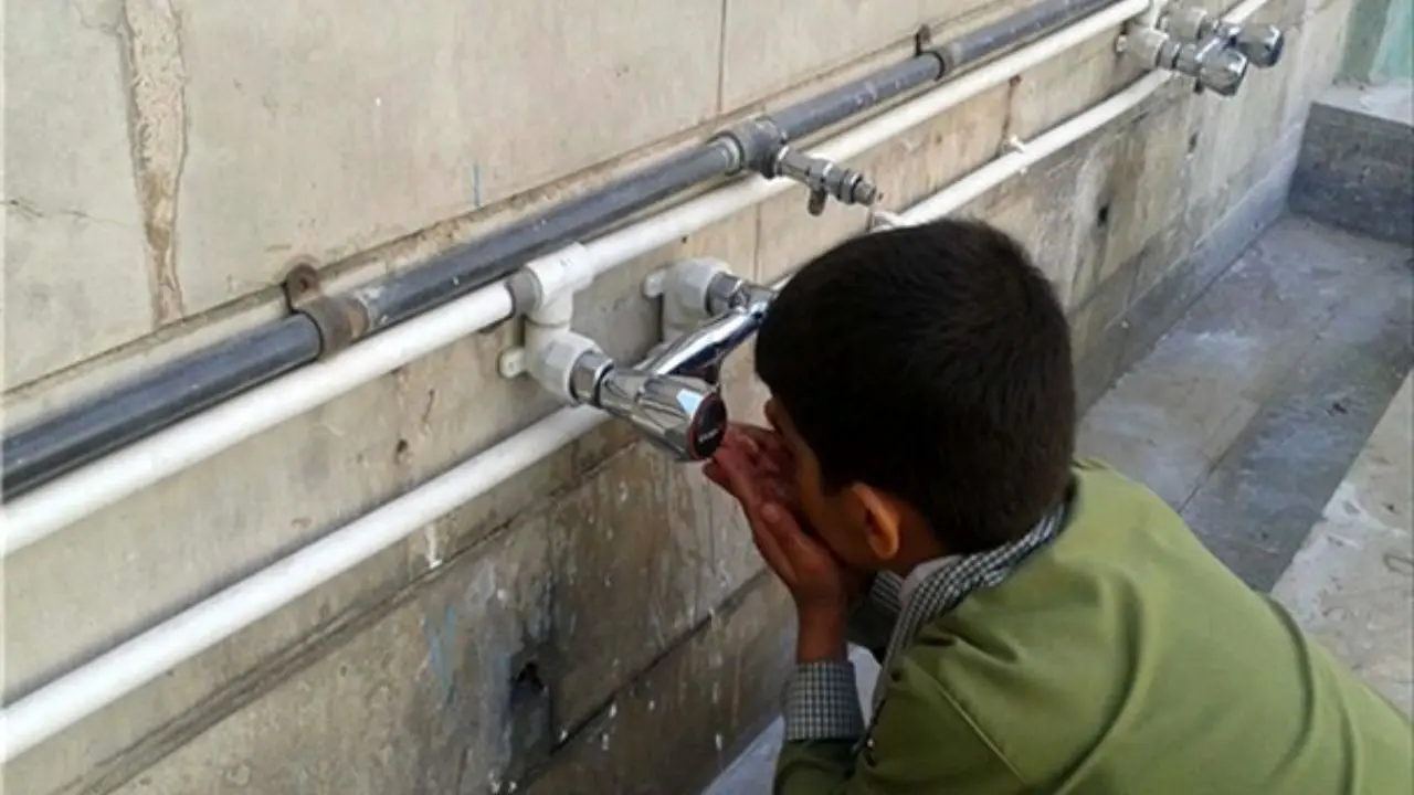 حاشیه‌ای امن در اتلاف منابع با آب‌ و‌ برق رایگان در مدارس