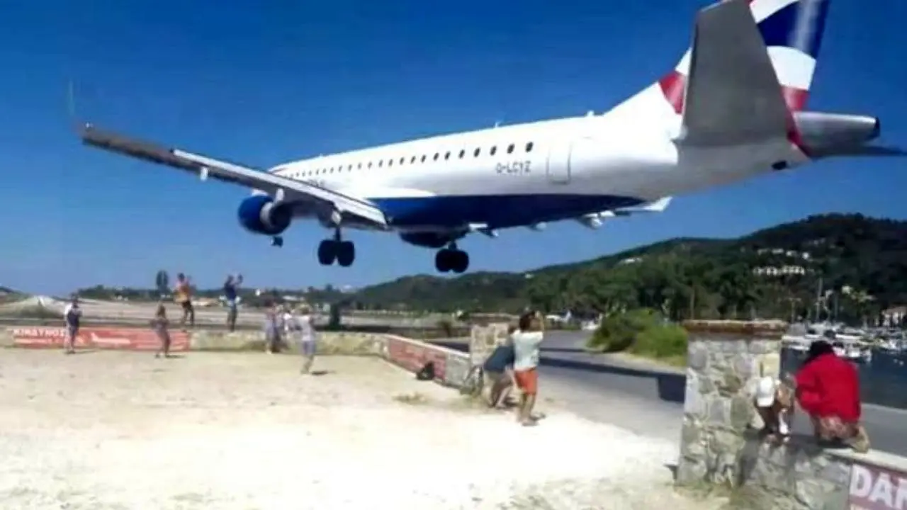 جذابیت ساحل یک جزیره در یونان برای گردشگران؛ سلفی با هواپیمای در حال فرود