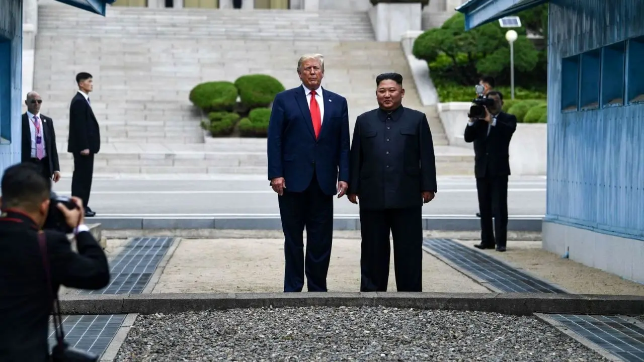 عکس رهبر کره‌شمالی روی دیوار کاخ سفید نصب شد