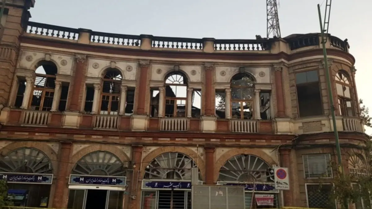حضور نیروهای آتش‌نشان در میدان حسن‌آباد/ از بین رفتن یکی از گنبدهای تاریخی