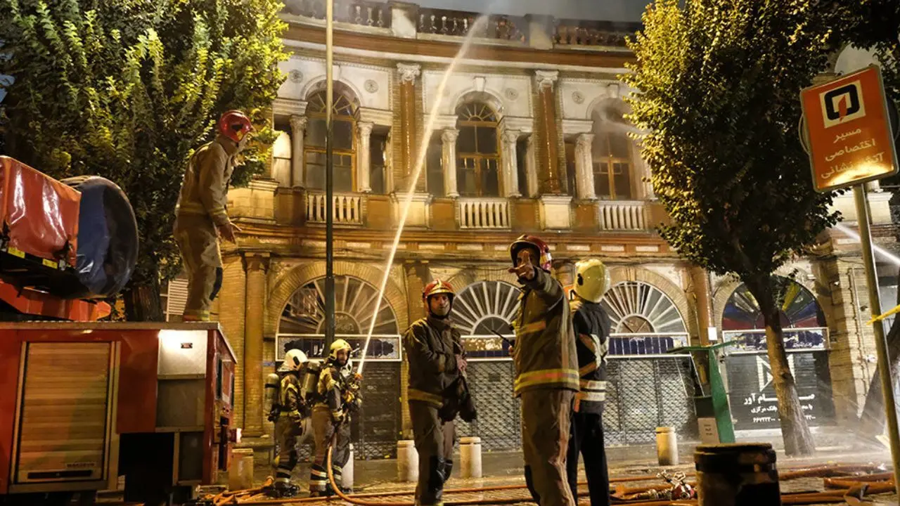 بررسی میزان خسارت آتش‌سوزی میدان حسن‌آباد توسط کمیته فنی