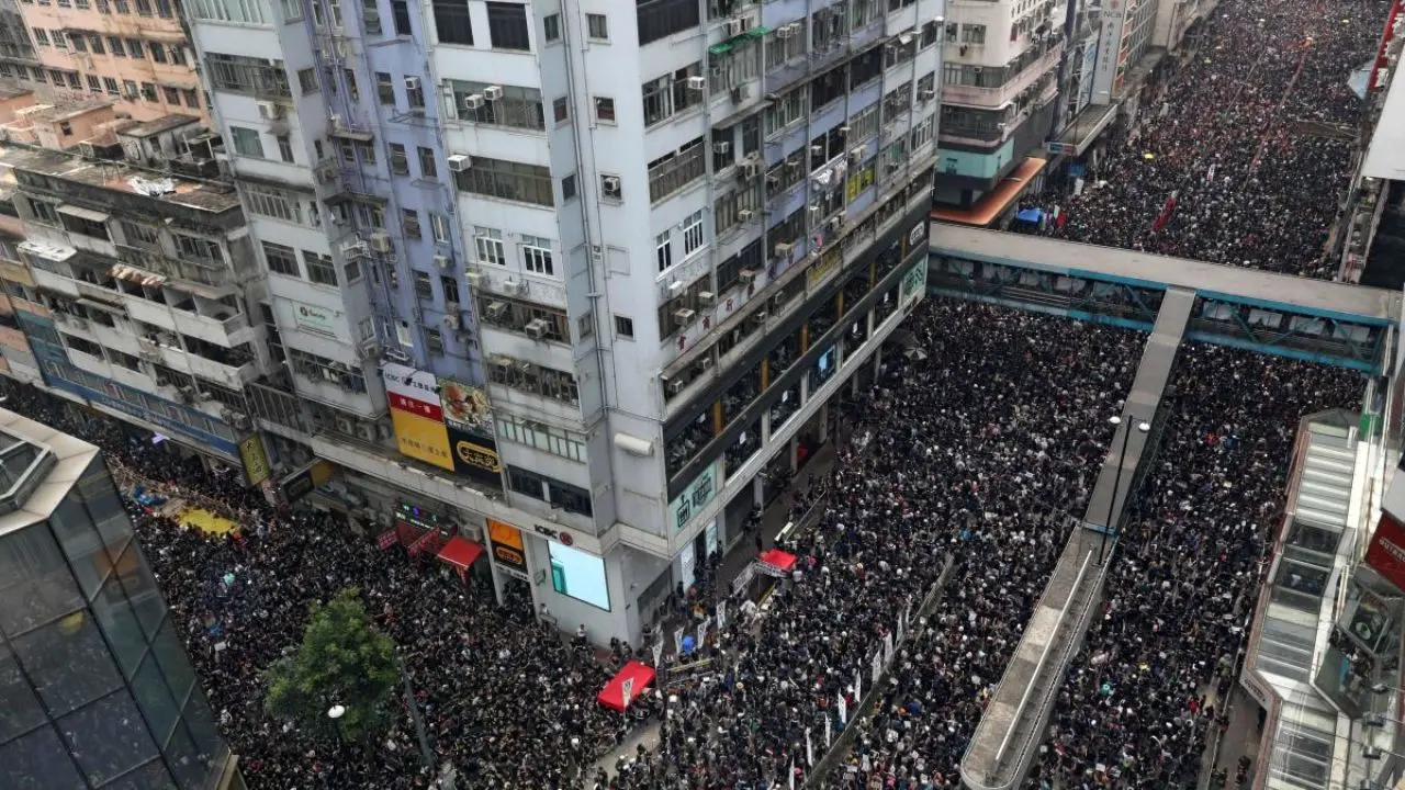 زد و خورد معترضان با پلیس ضدشورش هنگ‌کنگ + ویدئو