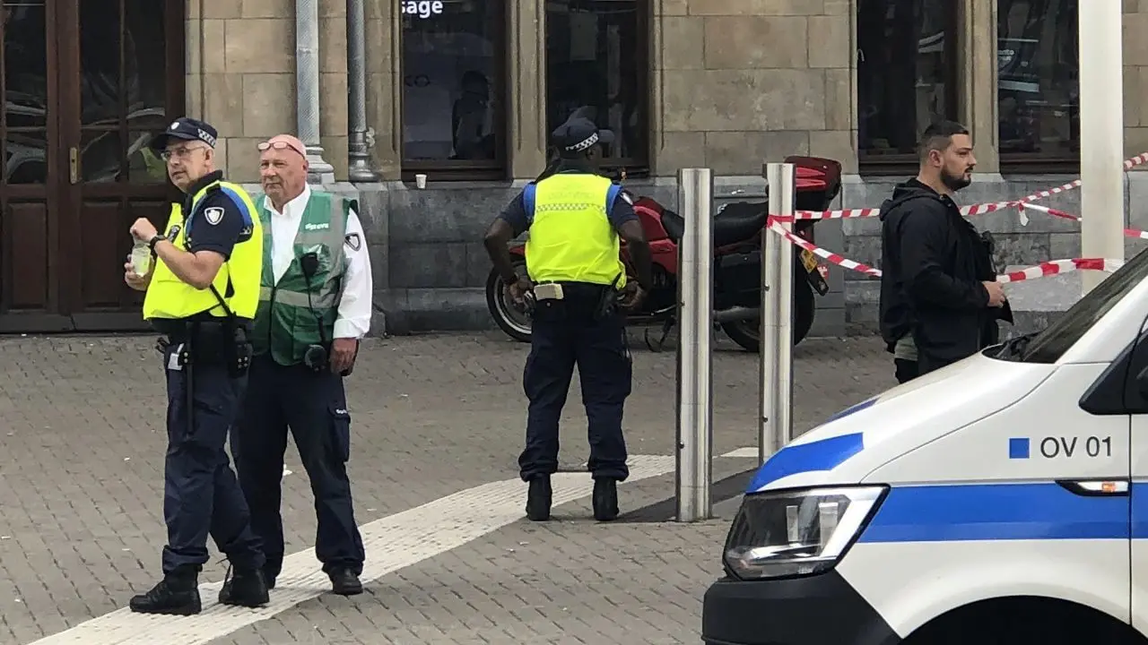 پلیس هلند زن مسلمان را زیر مشت و لگد گرفت + ویدئو