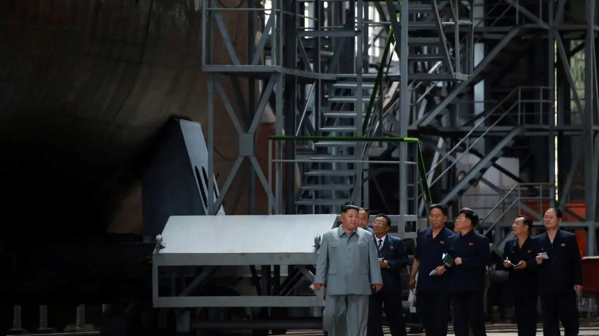 بازدید رهبر کره‌شمالی از زیردریایی غول‌پیکر بومی + تصاویر