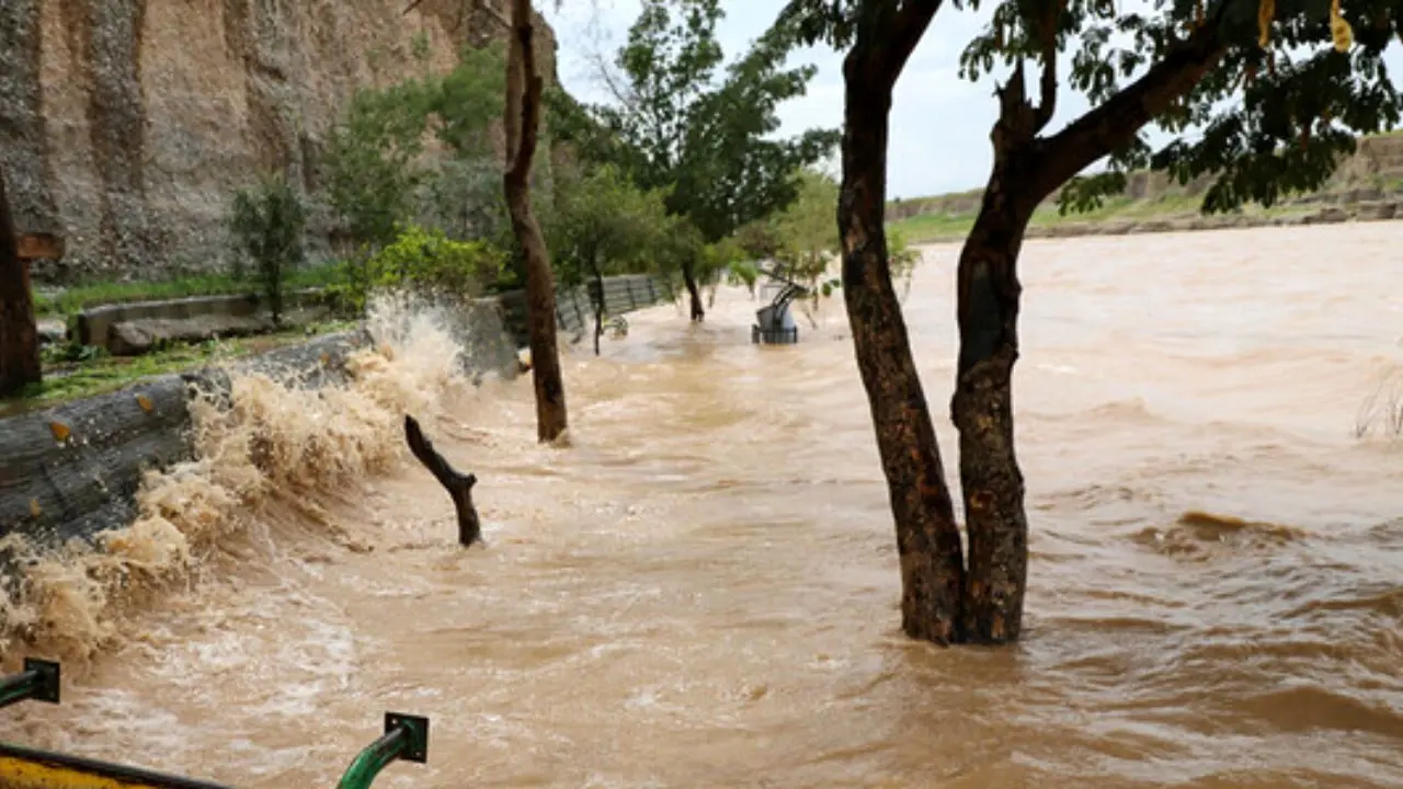 طغیان رودخانه در سیستان و بلوچستان/ 40 روستا در محاصره سیلاب