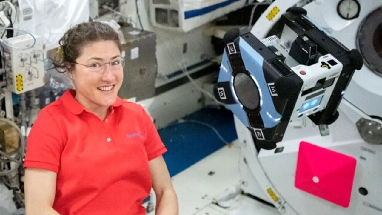 فضانورد زن «ایستگاه فضایی بین‌المللی» در حال آزمایش یک ربات