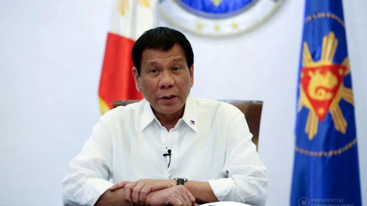 درگیری رئیس‌جمهور فیلیپین با پشه مزاحم + ویدئو
