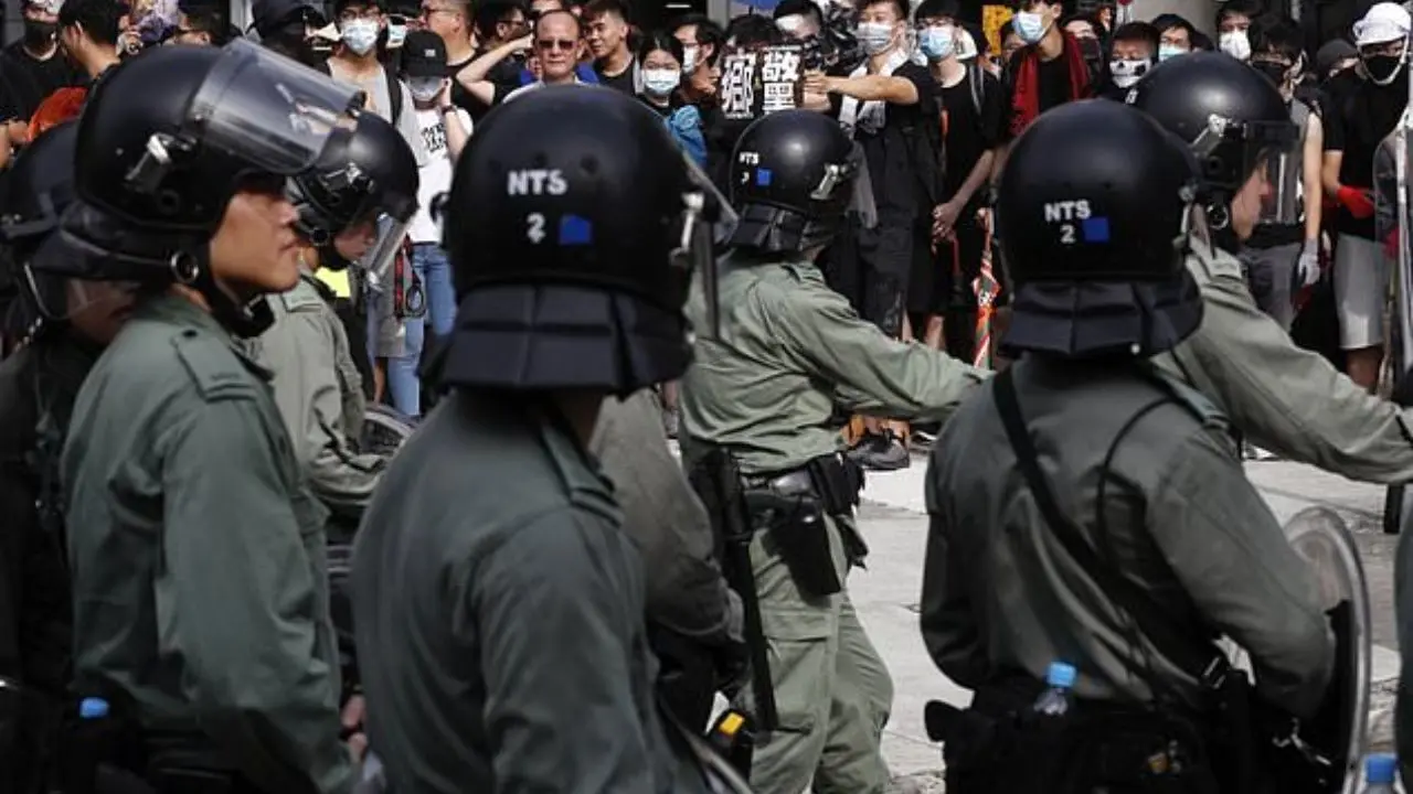 پرتاب گاز اشک‌آور در اعتراضات هنگ‌کنگ + ویدئو