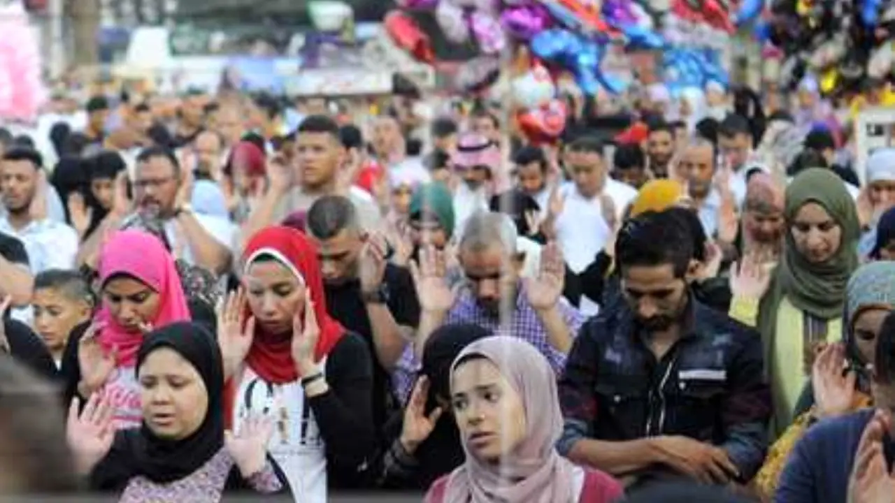 نماز مختلط زنان و مردان مصری به مناسبت عید قربان + تصویر