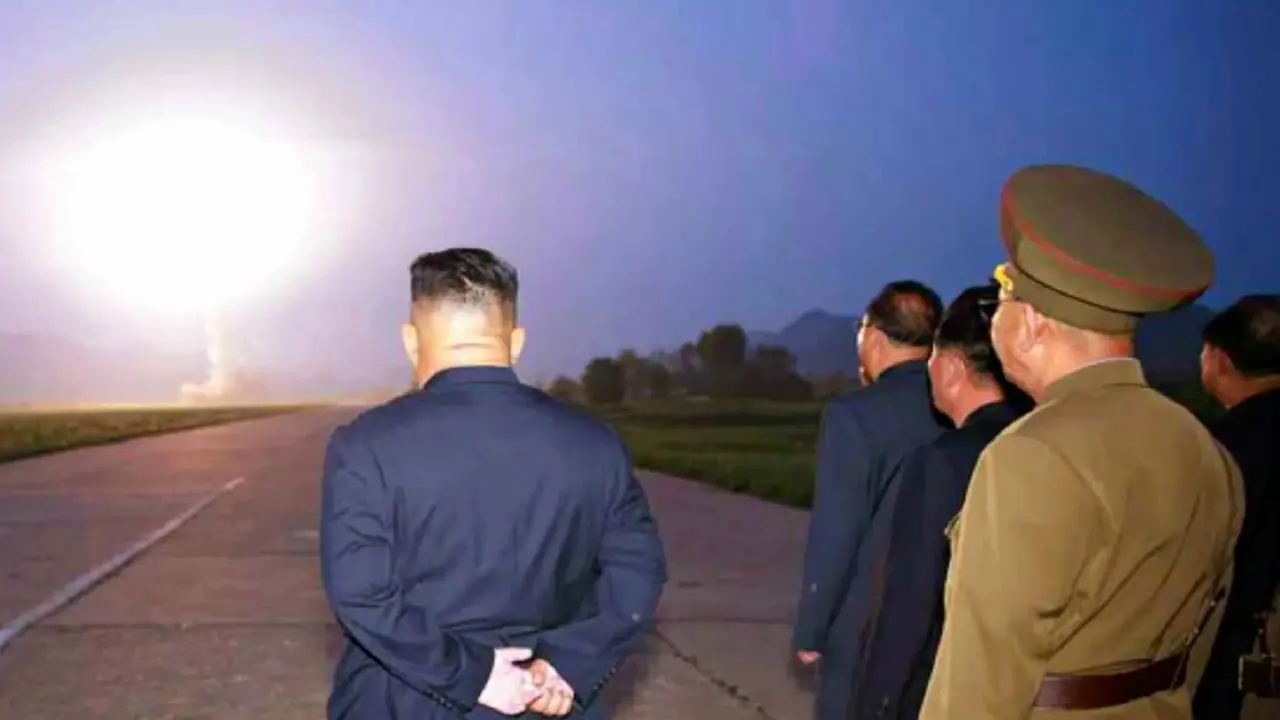 کیم جونگ اون از آزمایش موشکی کره‌شمالی بازدید کرد +ویدئو