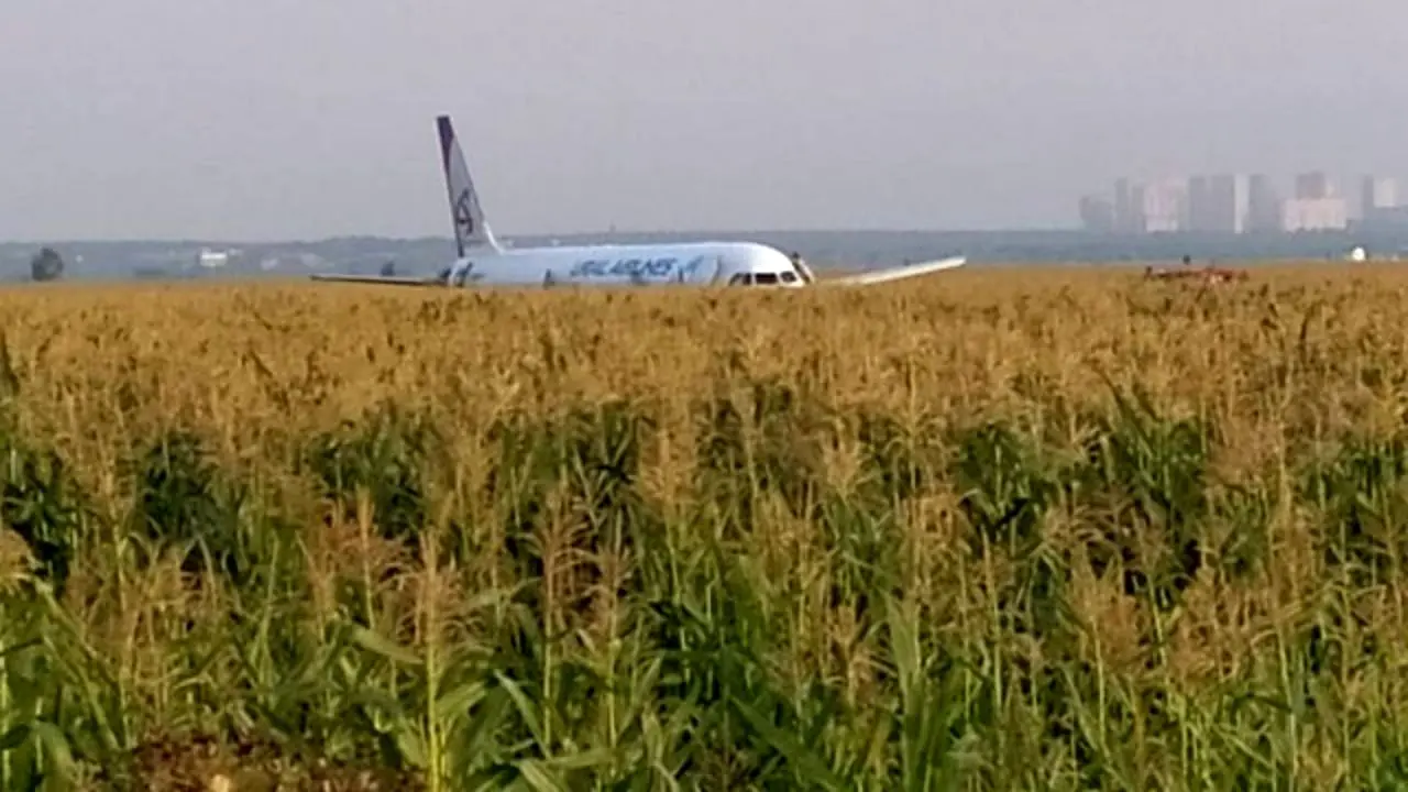 فرود اضطراری هواپیمای مسافربری 23 زخمی به‌جای گذاشت