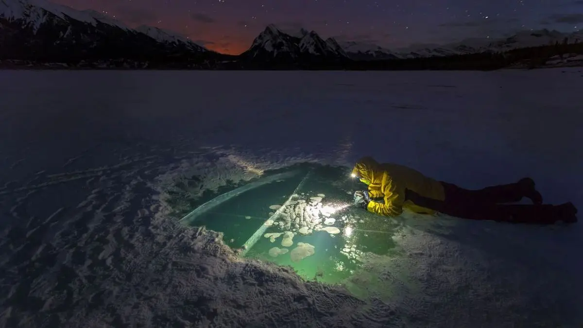 دریاچه‌ای زیبا با میلیون‌ها حباب یخ‌زده + ویدئو