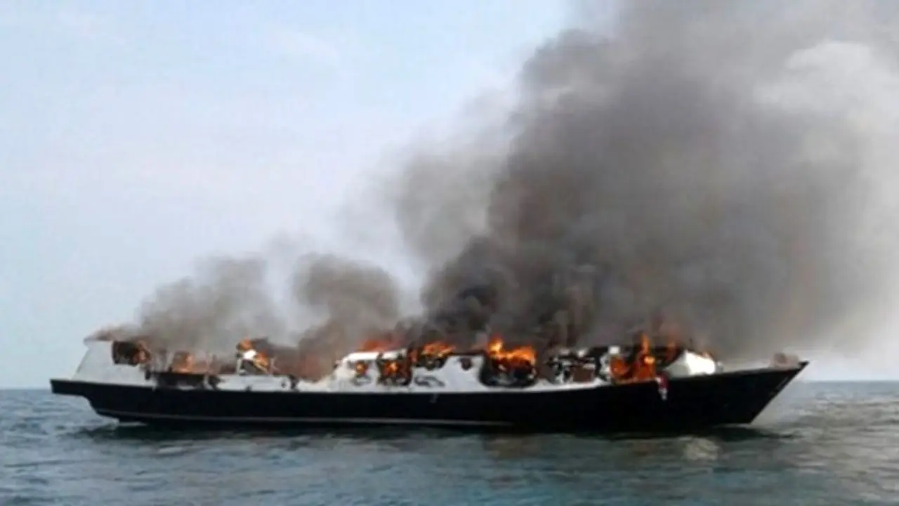 یک کشتی مسافربری در اندونزی طعمه حریق شد