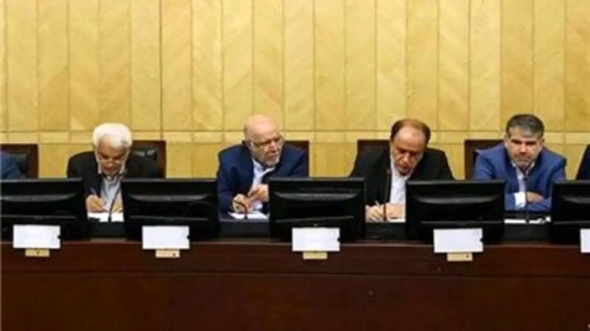 وضعیت پتروشیمی‌ها و کارت سوخت با حضور وزیر نفت بررسی شد