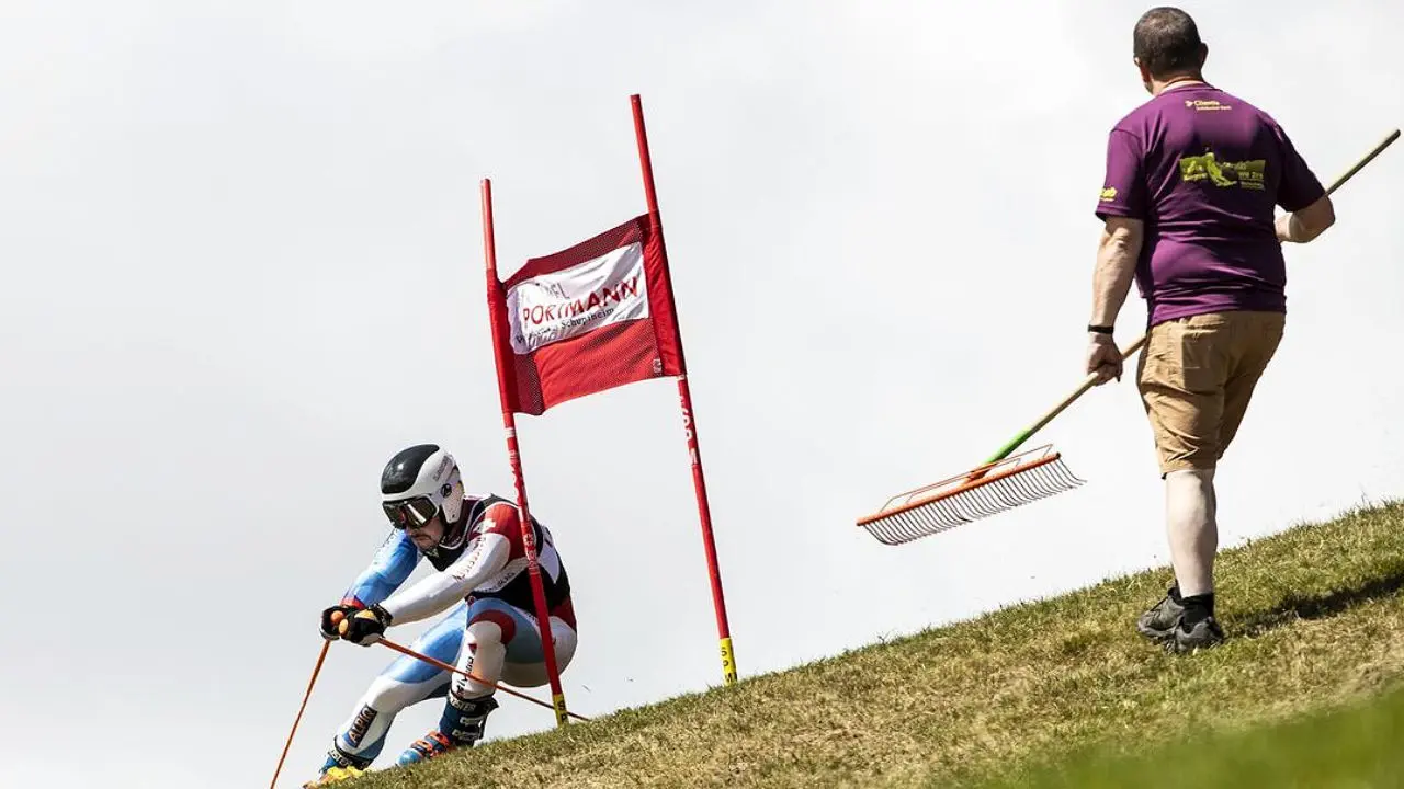 مسابقات اسکی روی چمن قهرمانی جهان‎