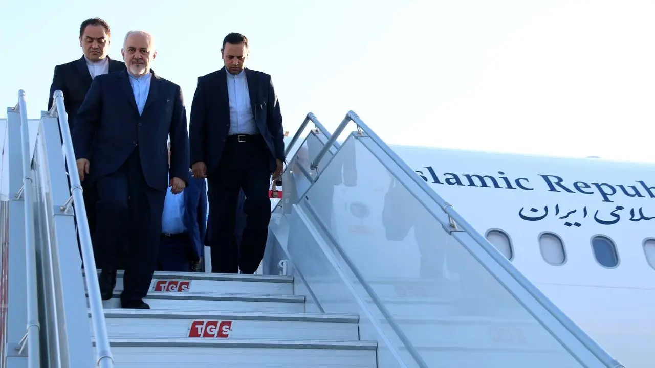 ظریف در صدر هیاتی وارد فرودگاه پکن شد