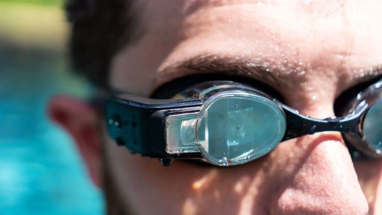 همه چیز درباره یک عینک فوق‌هوشمند برای شناگران + تصاویر