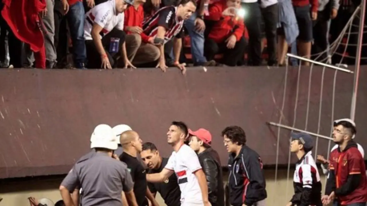 سقوط یک تماشاگر برزیلی از طبقه سوم ورزشگاه