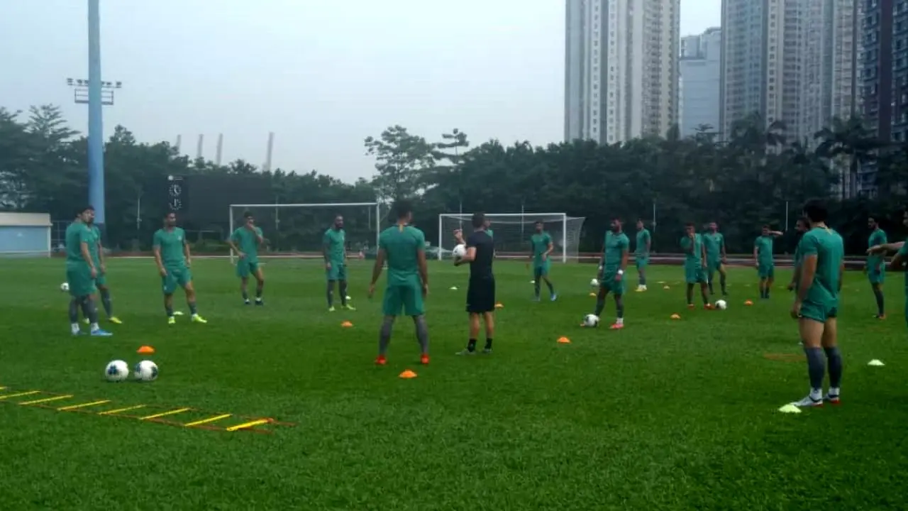 بازیکنان تیم ملی زیر بارش شدید باران تمرین کردند