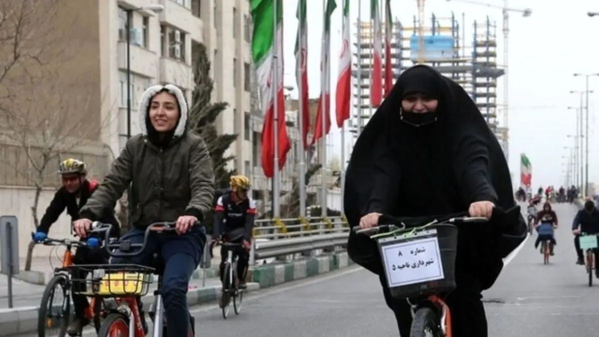 موتورسواری و دوچرخه سواری زن عفت جامعه را به خطر می اندازد