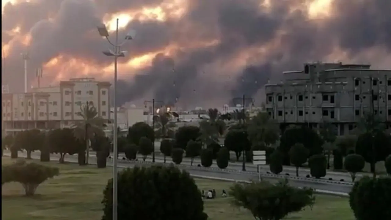 انفجار و آتش‌سوزی گسترده در پالایشگاه نفتی آرامکو + ویدئو
