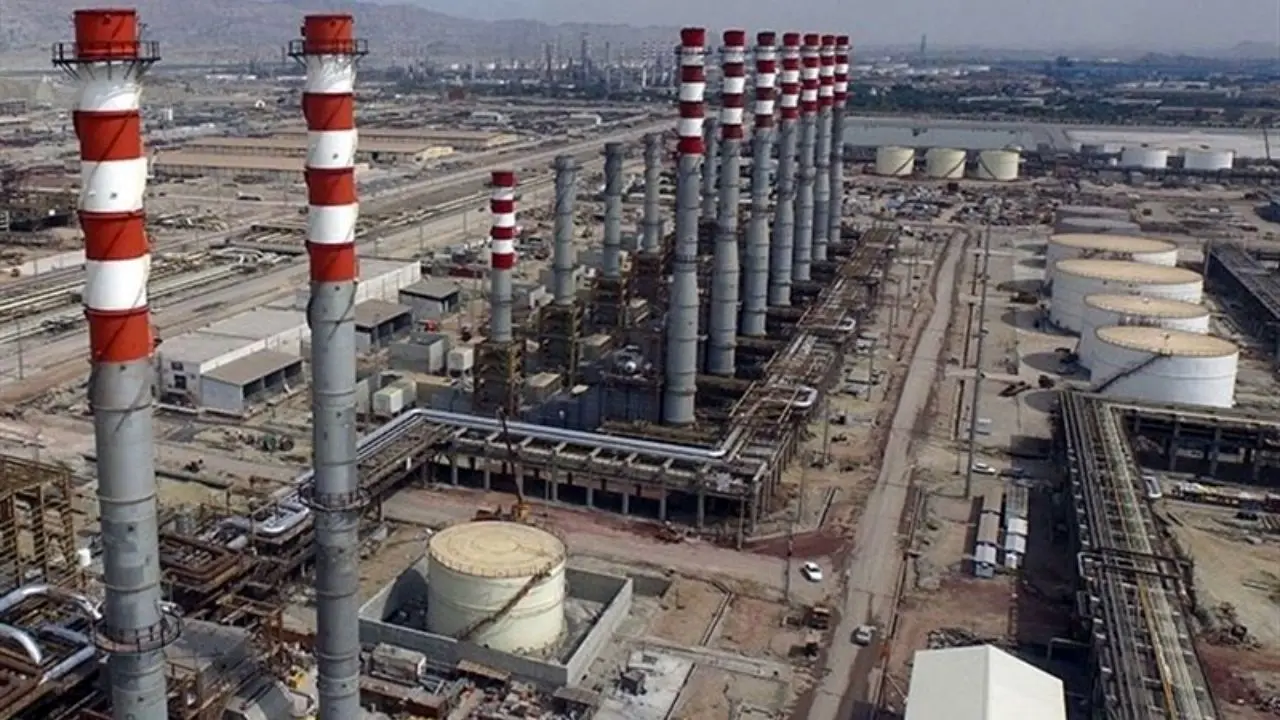 بررسی تولید بنزین پالایشگاه‌های بندرعباس و ستاره خلیج‌فارس با حضوز وزیر نفت